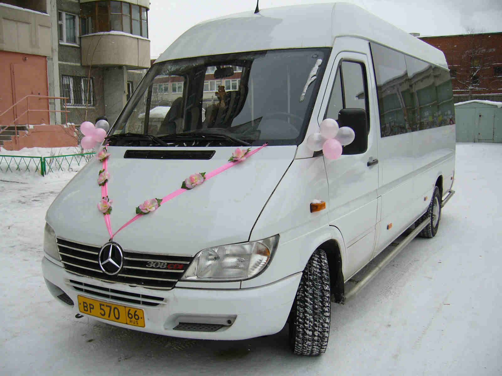 Аренда микроавтобуса посуточно. Mercedes Газель. Микроавтобус белый свадебный. Микроавтобус зимой. Свадебный микроавтобус стильный современный.